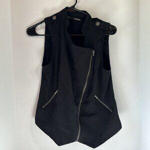 Maurice’s black sleeveless top zipper details size medium vest pockets